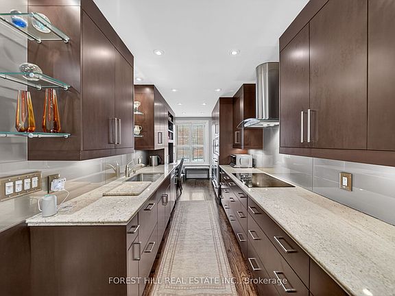 4th image of 252 Spadina Rd