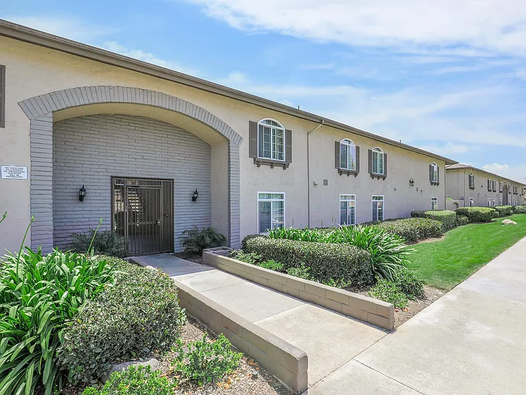 San Carlos and San Juan Apartment Homes — Photo 8