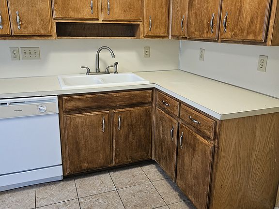 4th image of 1616 Queen Elizabeth Ct