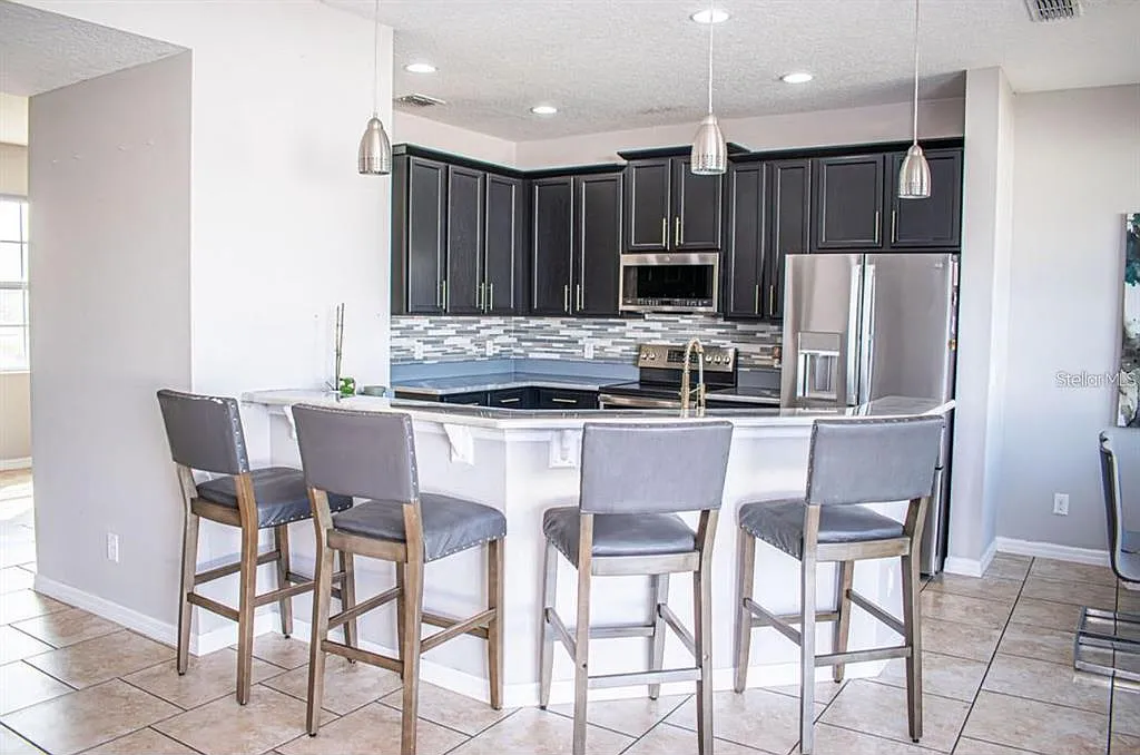 4 bed, 2.5 bath, 2391 sqft, $2,700 — Photo 4