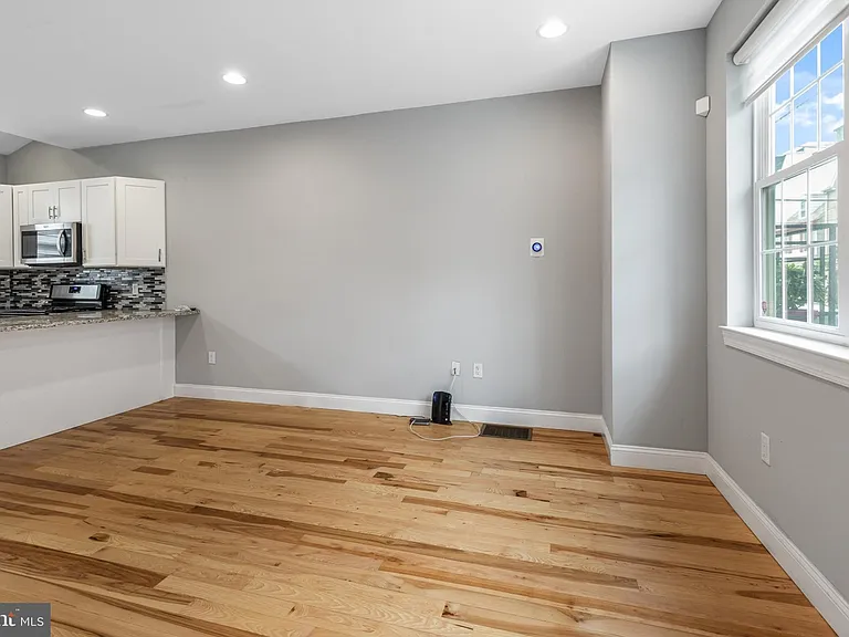 724 E Thompson St — Photo 4