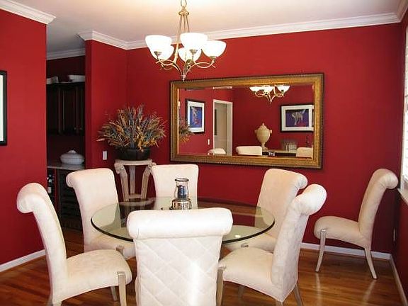 Spacious Dining Rm w/Butlers Pantry