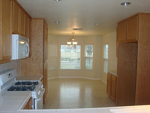 4th image of 920 Norton Ct