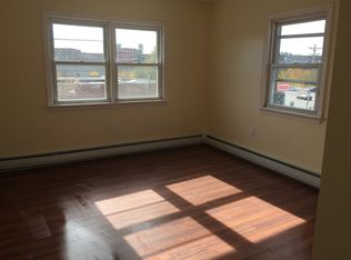 14 2nd St #1R, Lowell, MA 01850