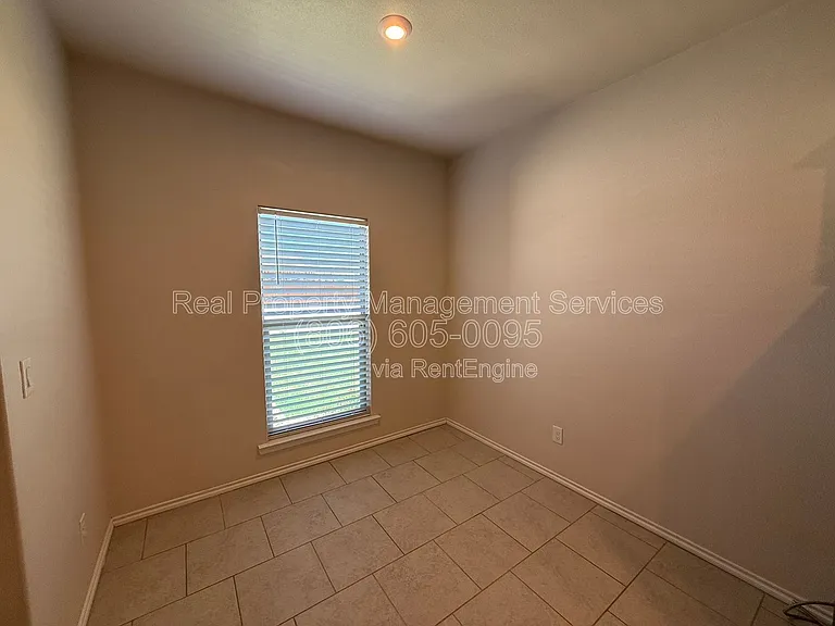 10121 Virginia Ave — Photo 3