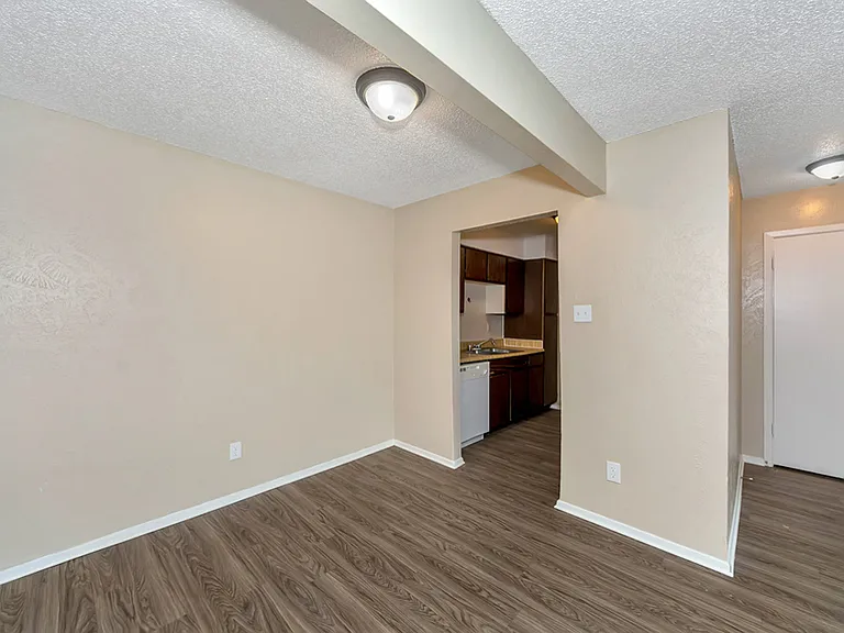 Oak Manor Apartments — Photo 9