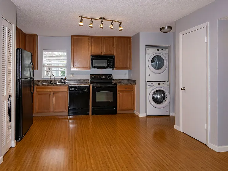 317 E Amelia St #8 — Photo 3