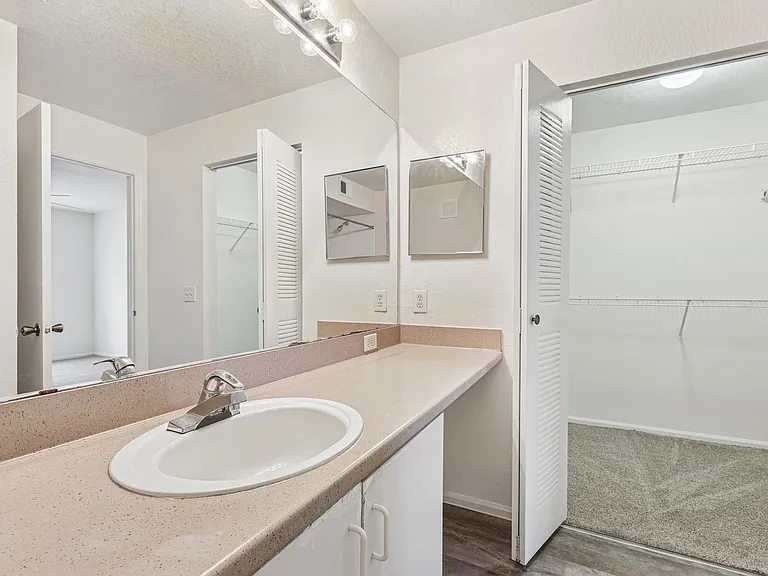 Weston Oaks Apartments — Photo 14