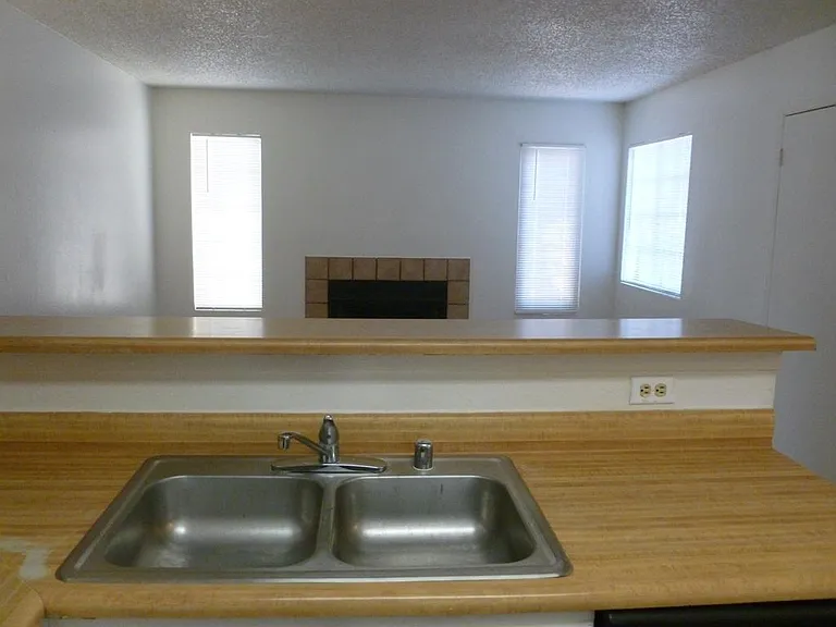 2695 Jennydiane Dr #B — Photo 9