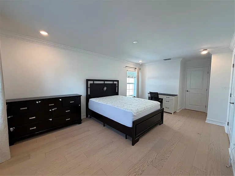 1523 W Chestnut St — Photo 8