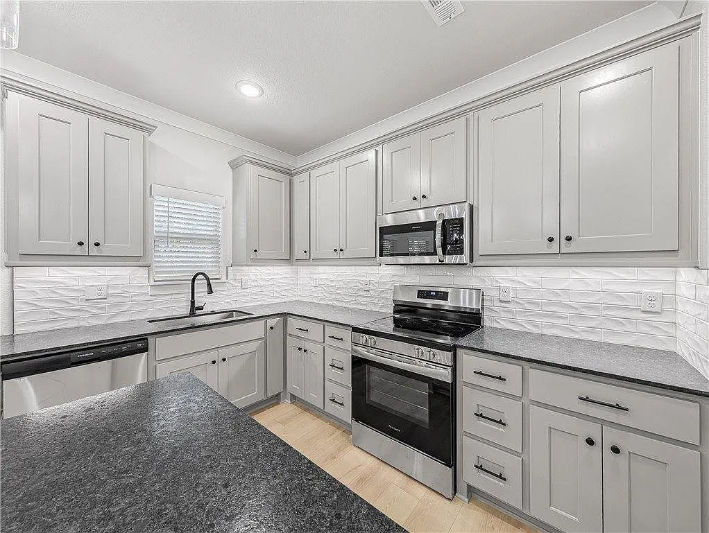 3 bed, 1610 sqft, $1,895 — Photo 3