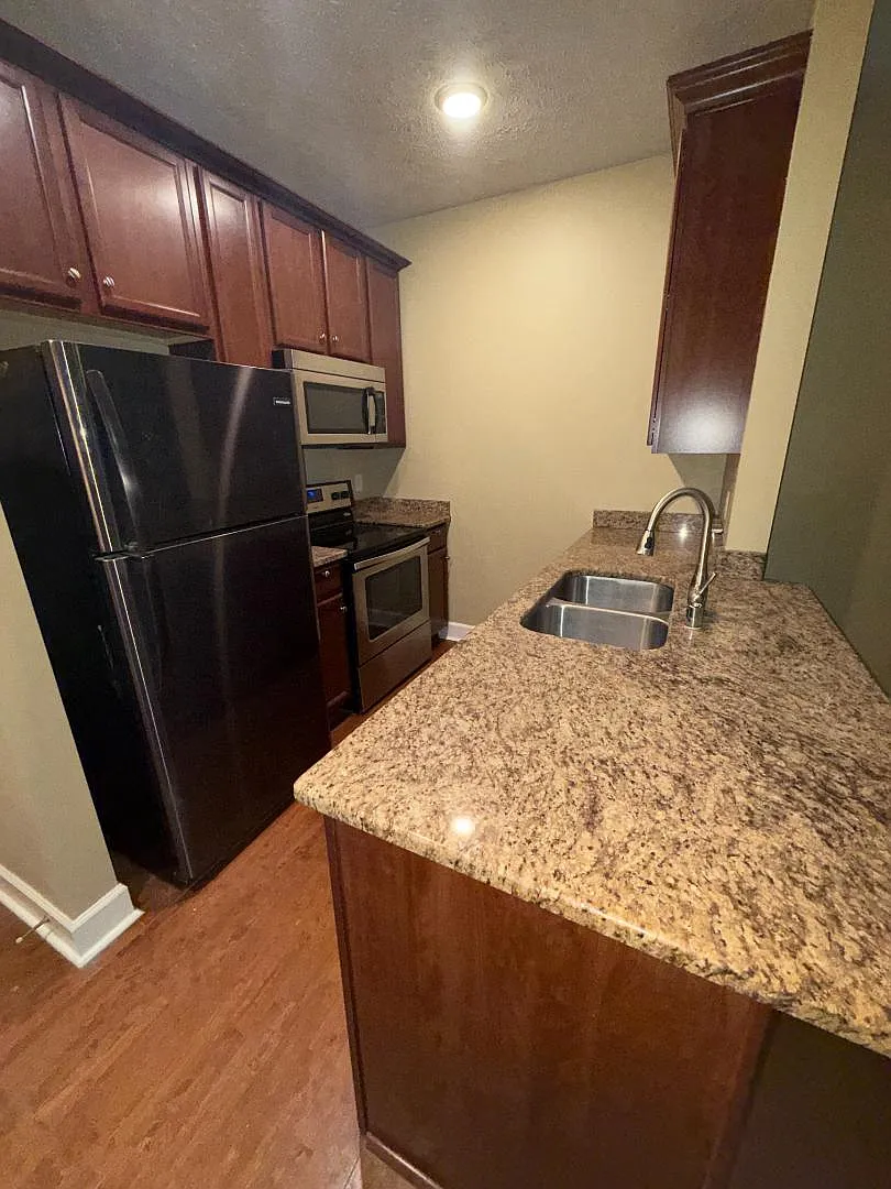 927 College St - 1 Bed 1 Bath ($725-825) — Photo 4