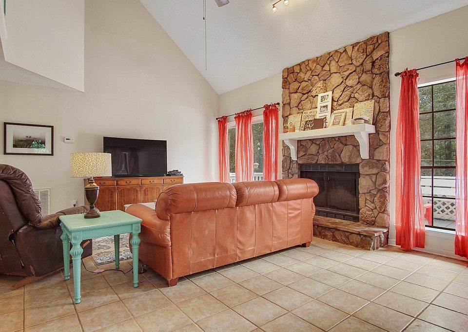 1st image of 828 Canary Pine Ct