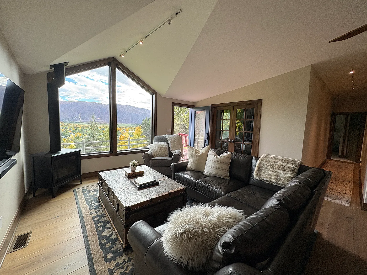 3 bed, 1922 sqft, $8,500 — Photo 3