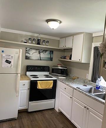 3rd image of 1439 E Decamp St