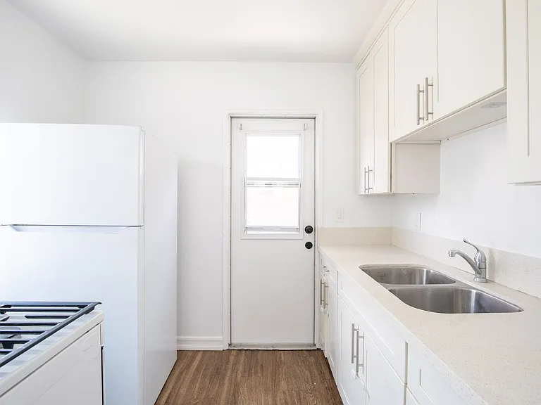 320 G St — Photo 4