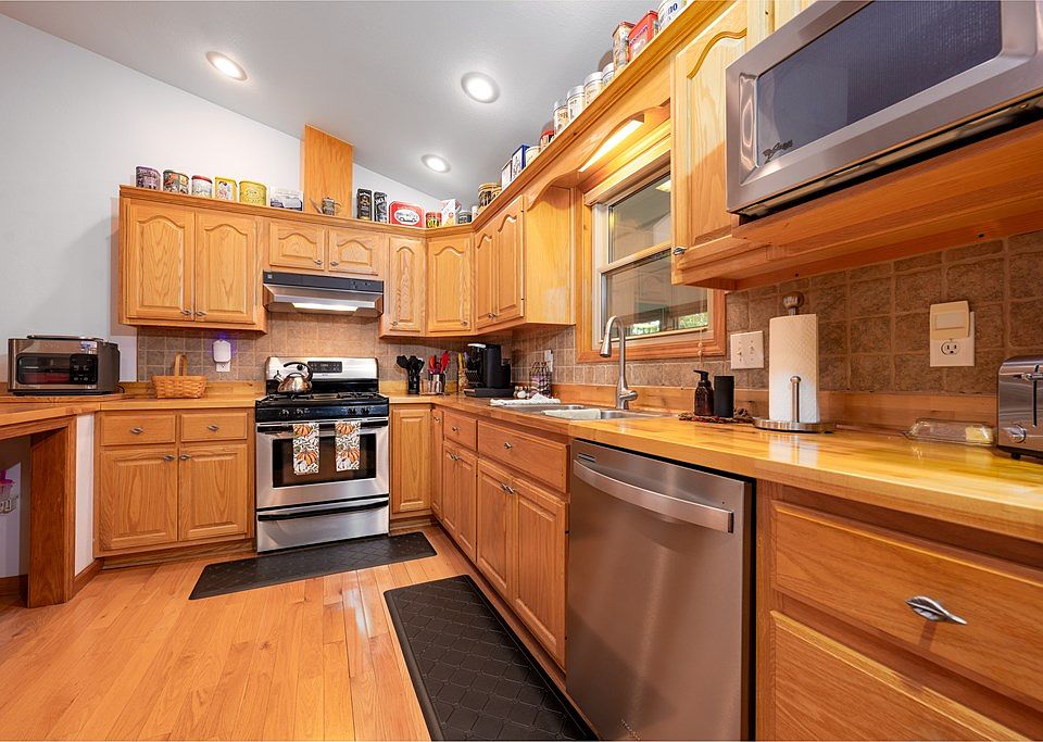 22nd image of 124 Graystone Dr