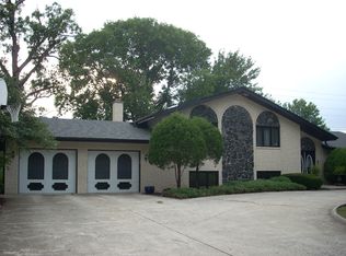 8600 Heather Dr, Burr Ridge, IL 60527