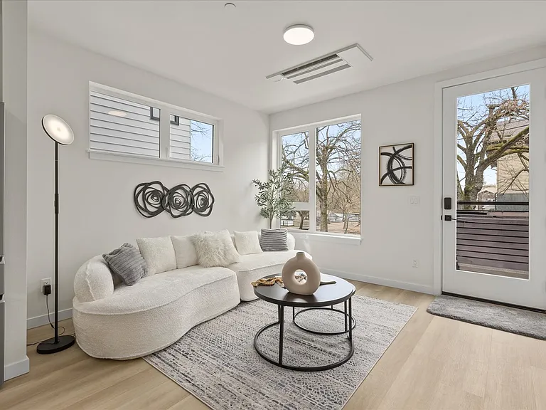 255 E Louisa St — Photo 14