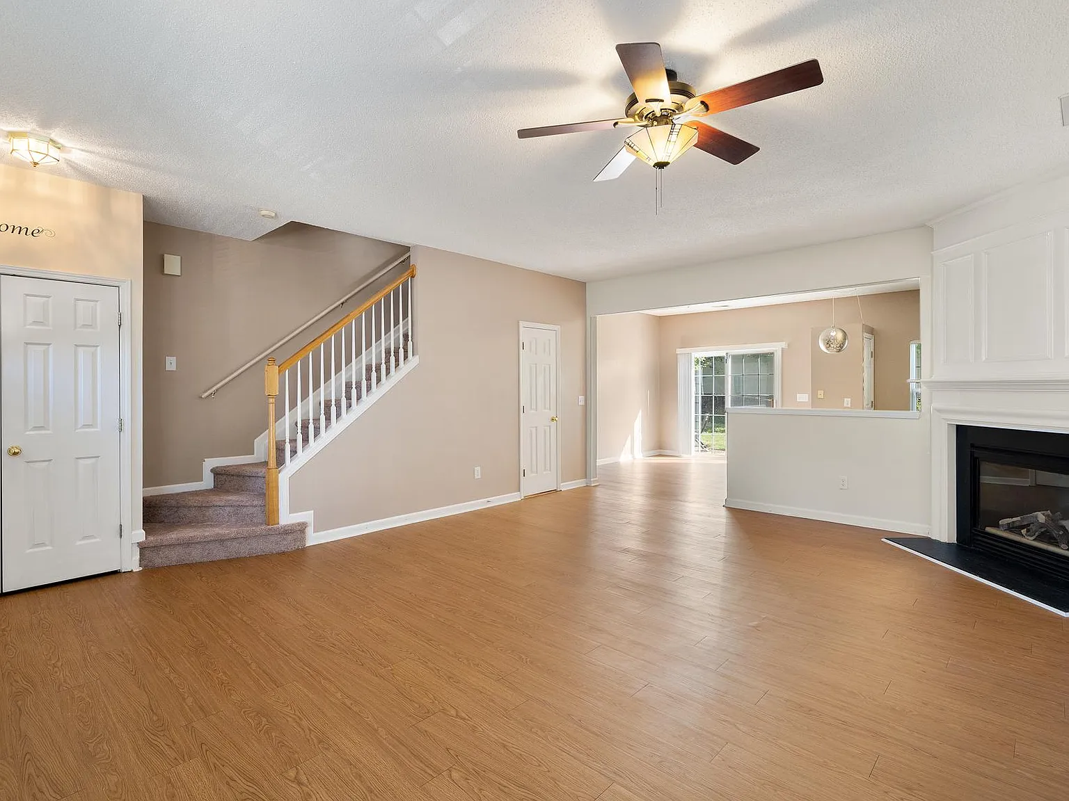 3 bed, 2.5 bath, 1462 sqft, $1,600 — Photo 2
