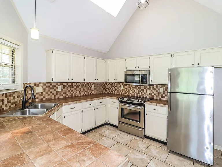1104 Fox Trace Cv — Photo 7