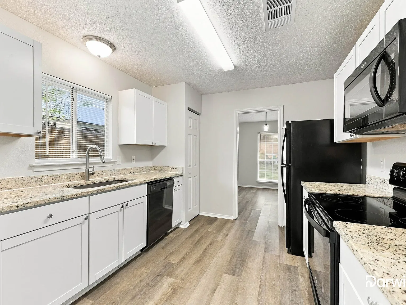 4 bed, 2.5 bath, 2390 sqft, $2,040 — Photo 4
