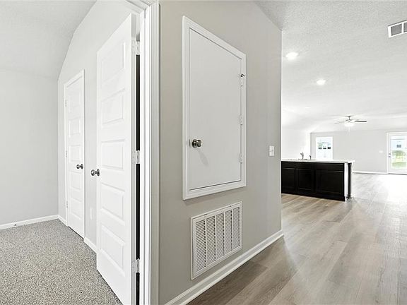 4th image of 597 W Fountain St