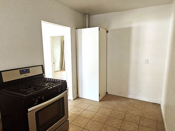 5th image of 15557.5 Blaine Ave