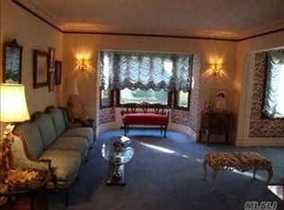 10 Oxford Rd, Rockville Centre, NY 11570