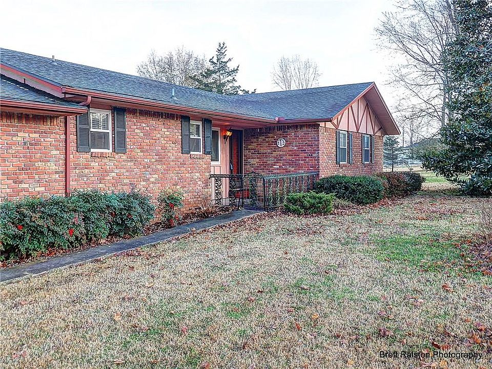 1st image of 15765 Lakeview Dr