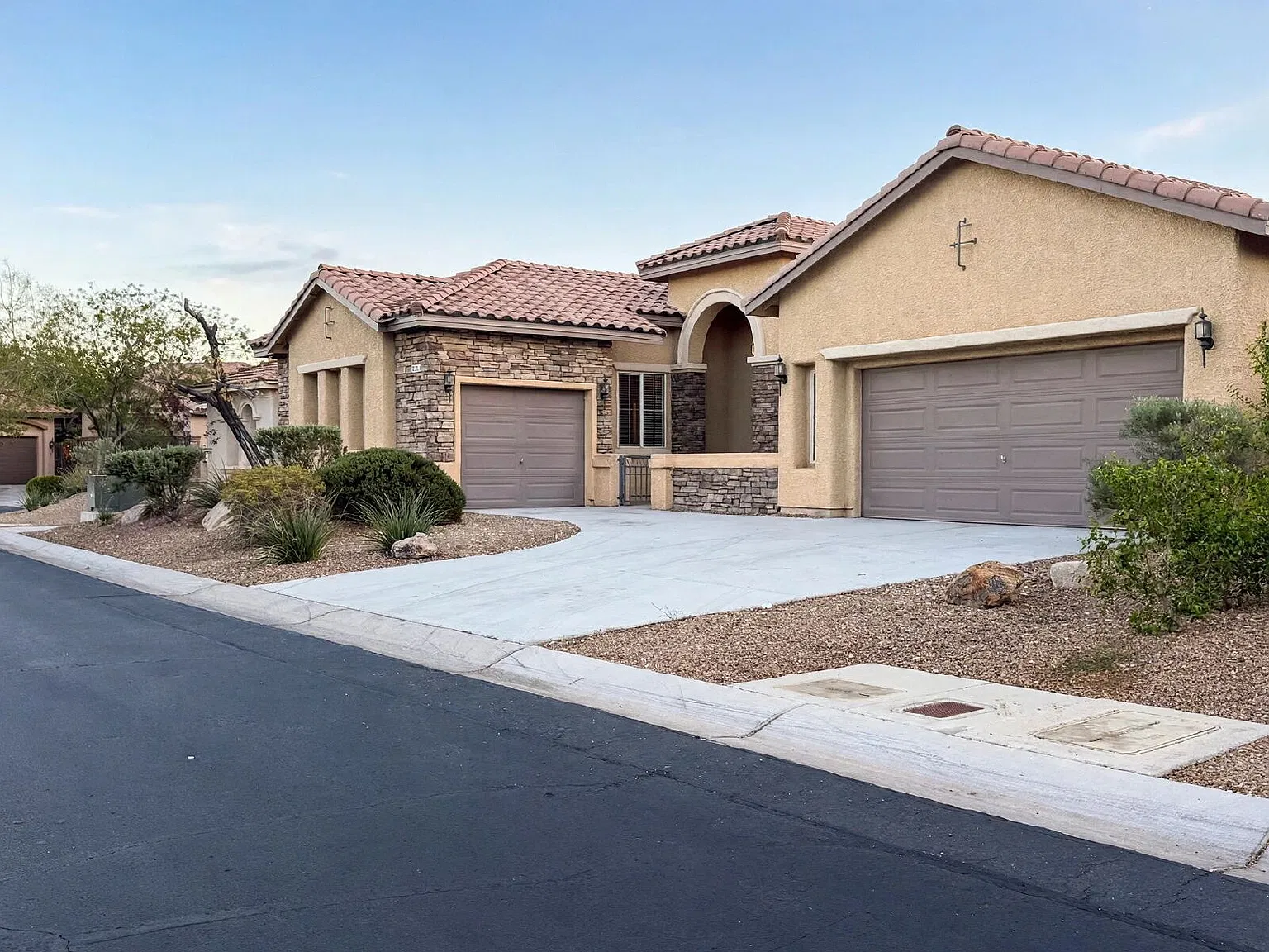 3 bed, 3.0 bath, 2556 sqft, $2,587 — Photo 2