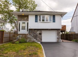 225 E Clearwater Rd, Lindenhurst, NY 11757