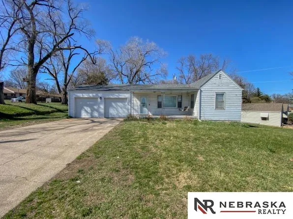 2004 Benson Gardens Blvd, Omaha, NE 68134