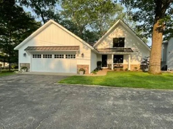 9703 Woodlawn Dr, Portage, MI 49002