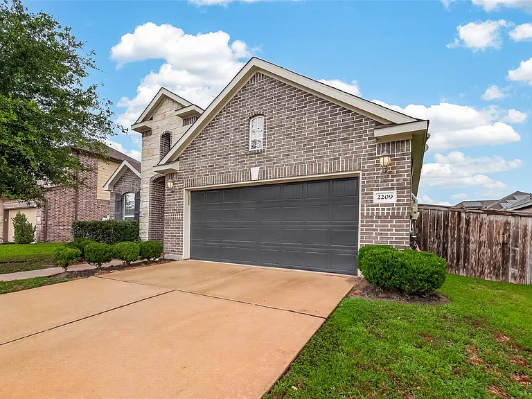 2209 Hidden Meadow Ln — Photo 3