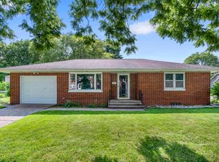 523 3rd St NW, Waverly, IA 50677