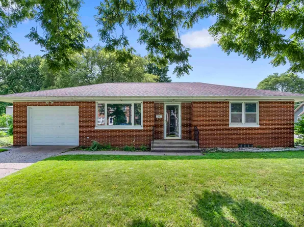 523 3rd St NW, Waverly, IA 50677