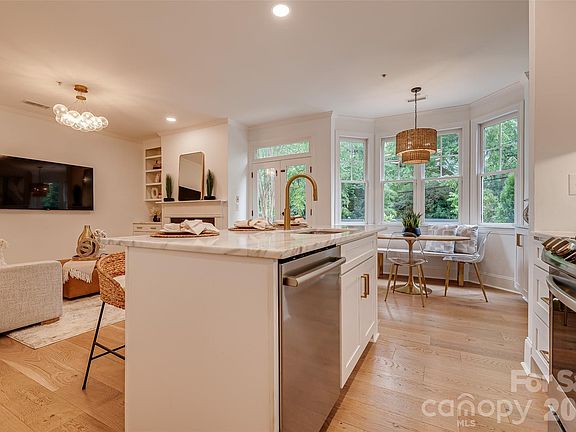 5th image of 937 Park Slope Dr