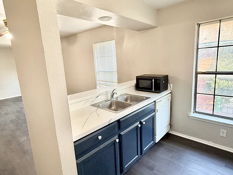 2221 Stella St #4 — Photo 5