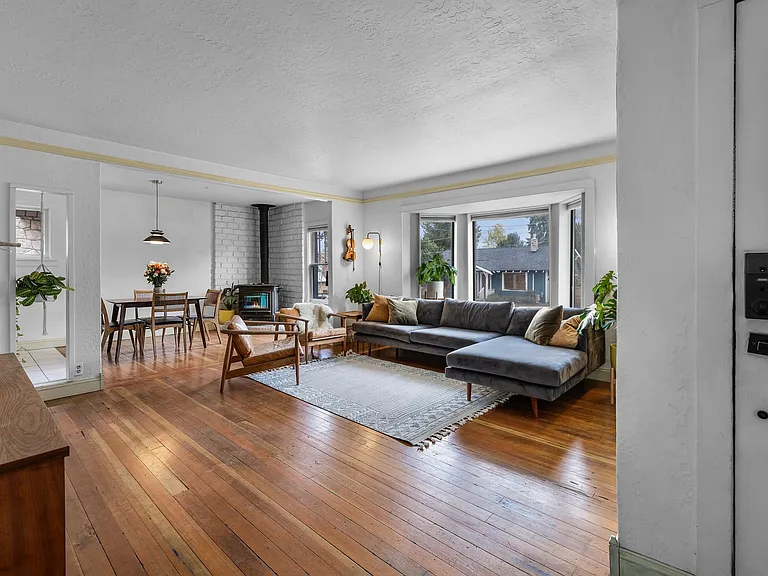 145 NW Jefferson Pl — Photo 8