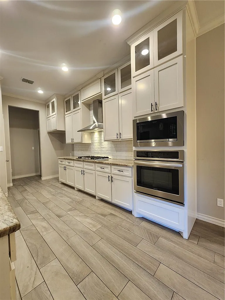 4 bed, 2.0 bath, 2396 sqft, $3,200 — Photo 4