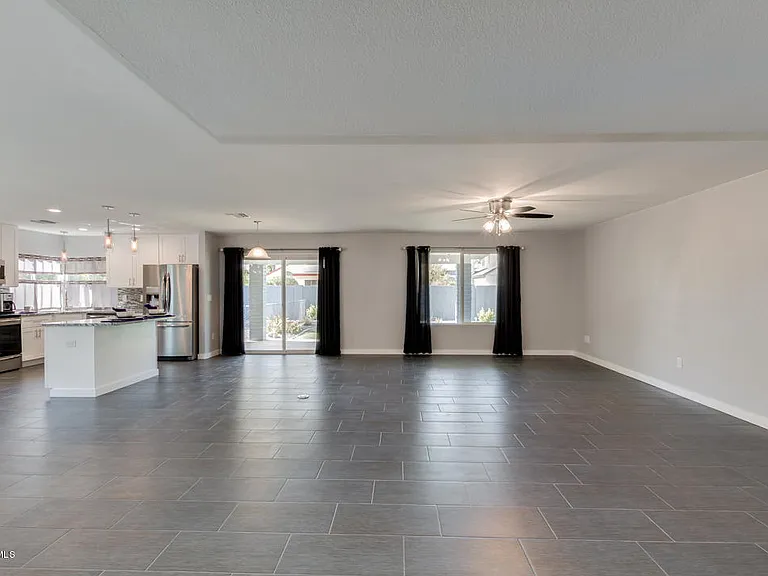 1115 W Barrow Dr — Photo 5