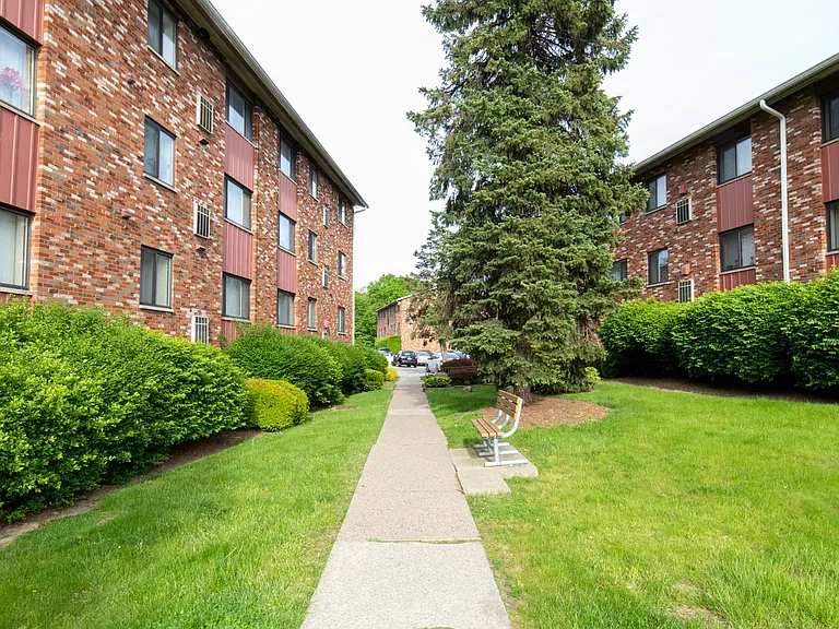 Edgewood Court Apartments — Photo 14
