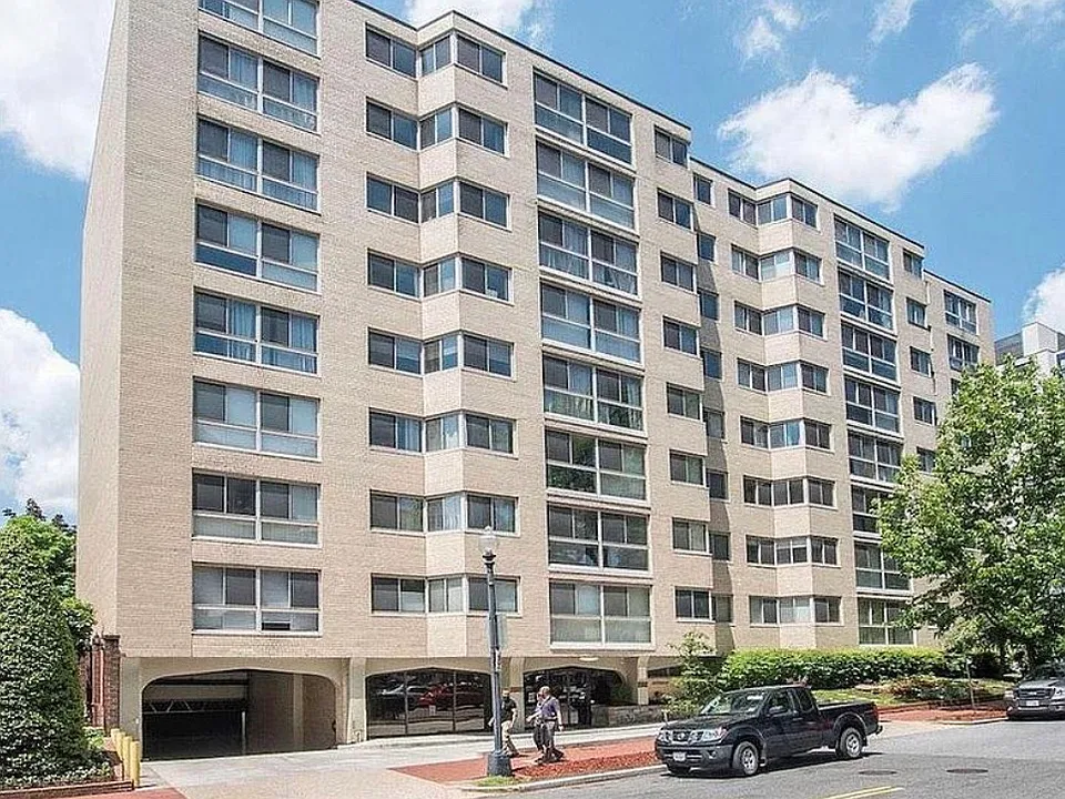 922 24th St NW #208