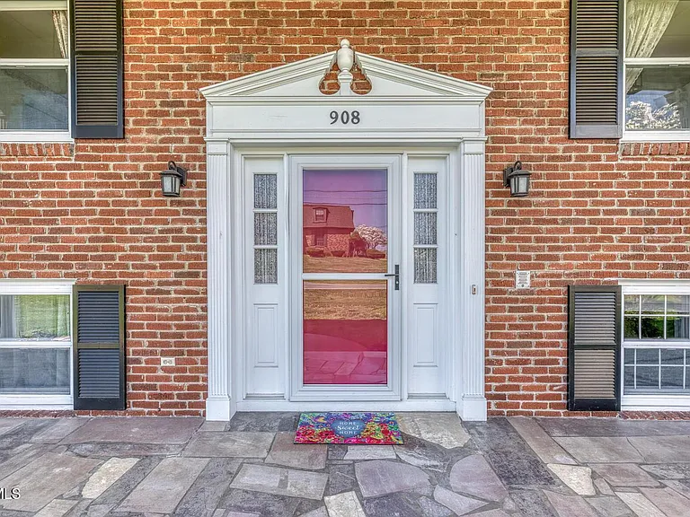 908 Meadow Ln — Photo 6