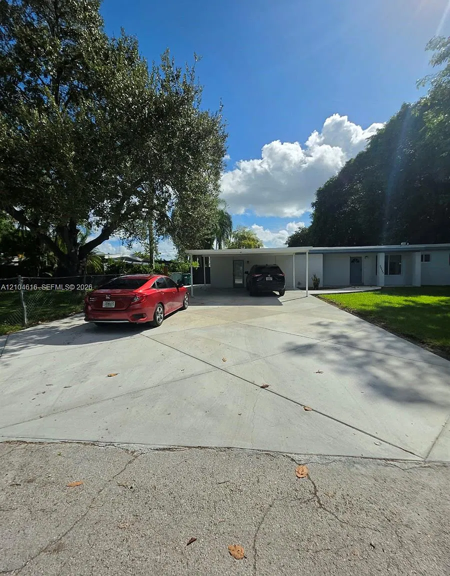 R J Clark Manor — Photo 2