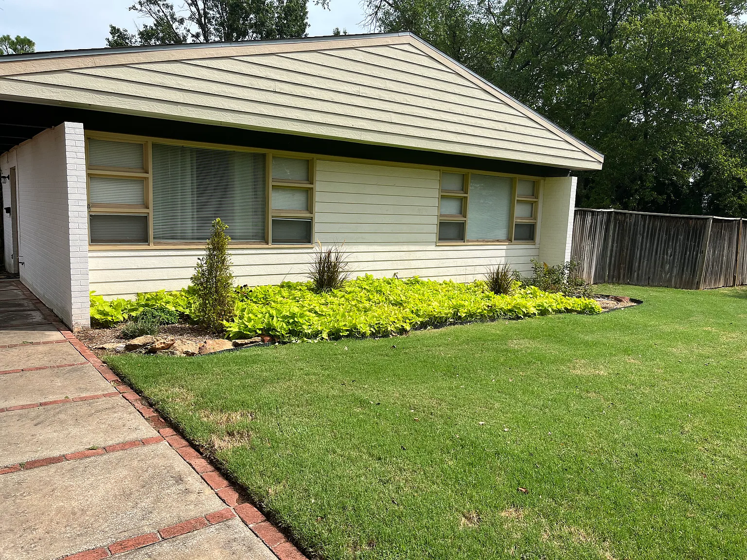 3 bed, 1500 sqft, $1,500 — Photo 1