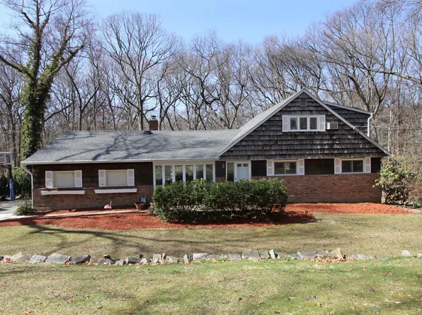 27 Victorian Ln, Glen Head, NY 11545