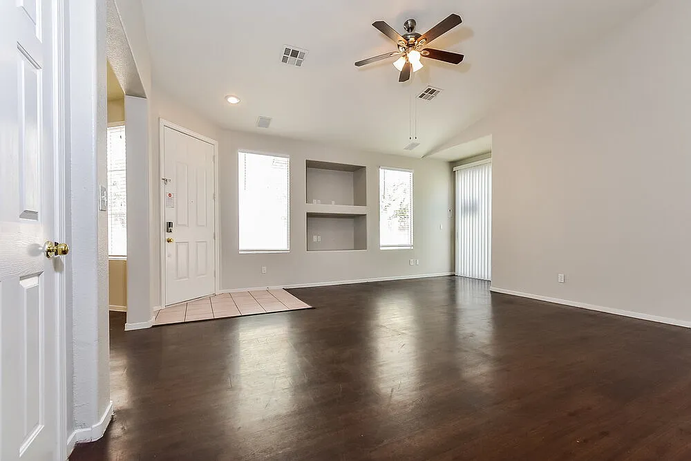 3 bed, 2.0 bath, 1628 sqft, $2,045 — Photo 4