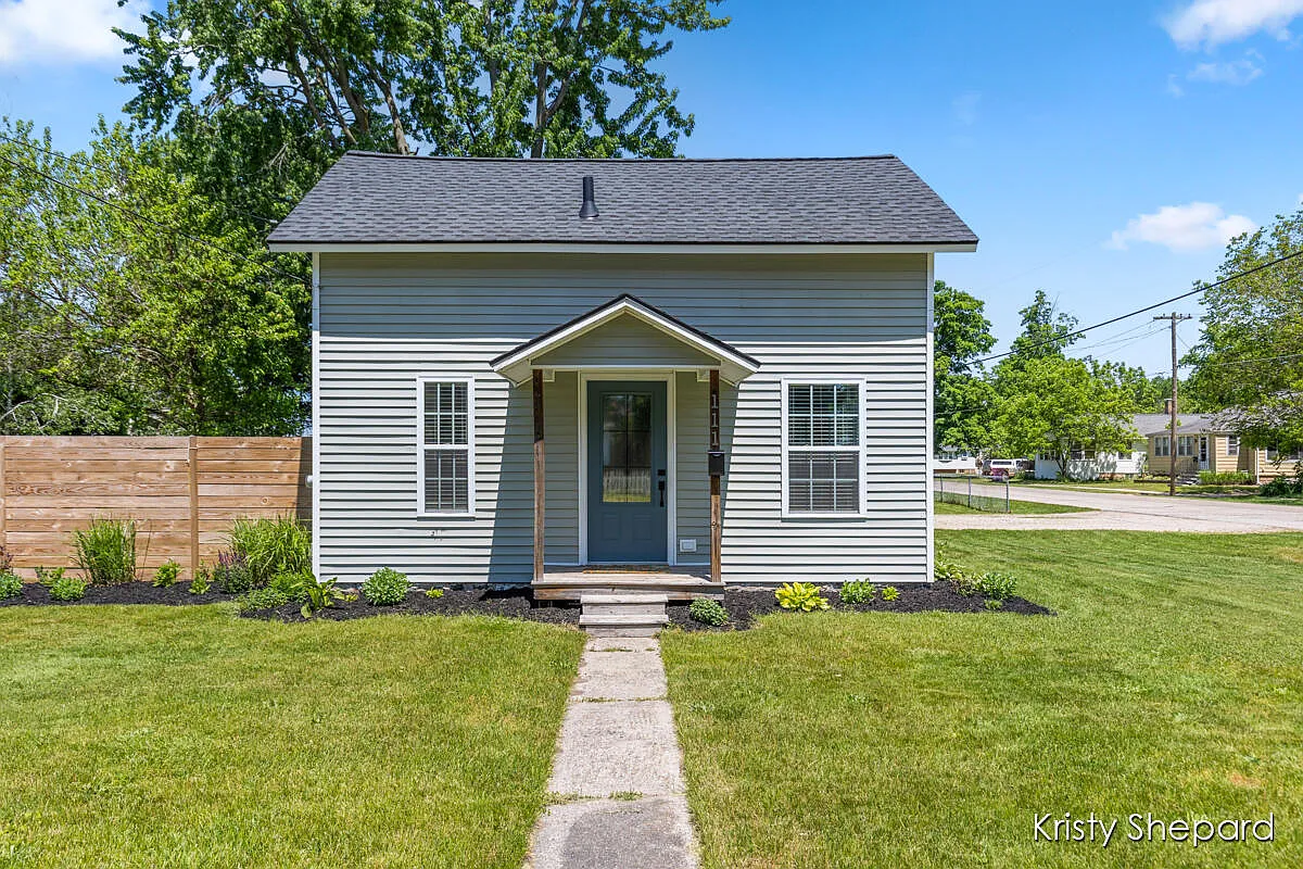 111 Carrie St photo 1